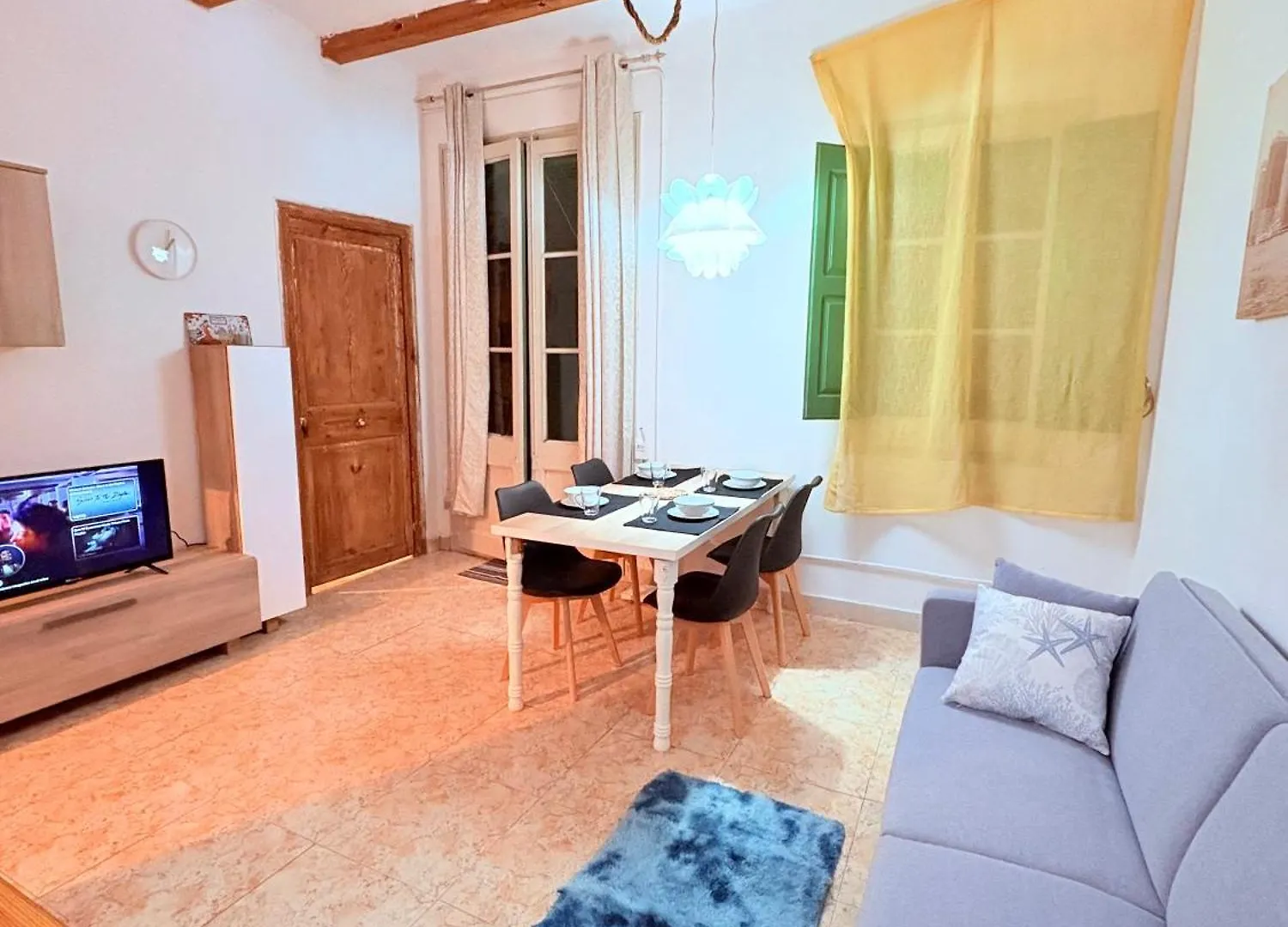 Amazing And Stylish Flat For 4 People With Breakfast Included 2 Blocks Away From Poblenou Beach バルセロナ